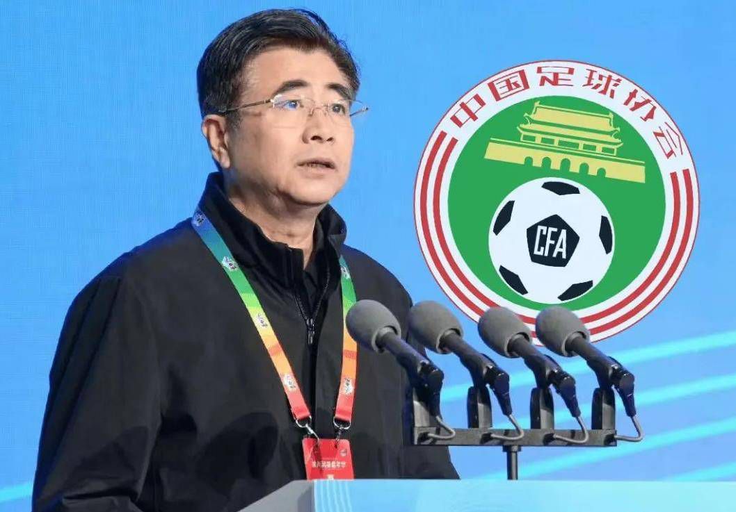苏若离应了一声，赶紧拿出手机，走到里面的卧室，给叶辰打了过去。